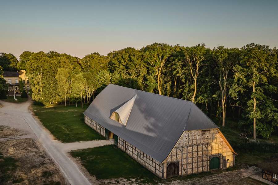 Schöne Dachkonstruktionen werden mit Pfannenblechen zum Leben erweckt, Gut Godderstorf, 23779 Neukirchen